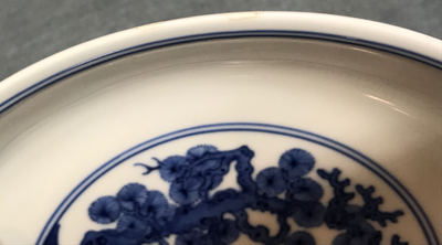Een Chinees blauwwit bord met "Drie Vrienden van de Winter" decor, Qianlong merk en periode
